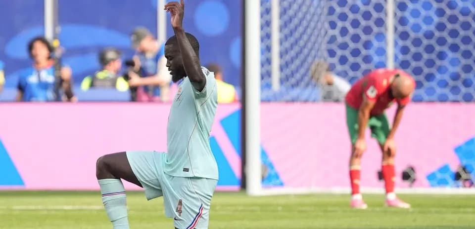 Игроки на поле после спорного момента в матче