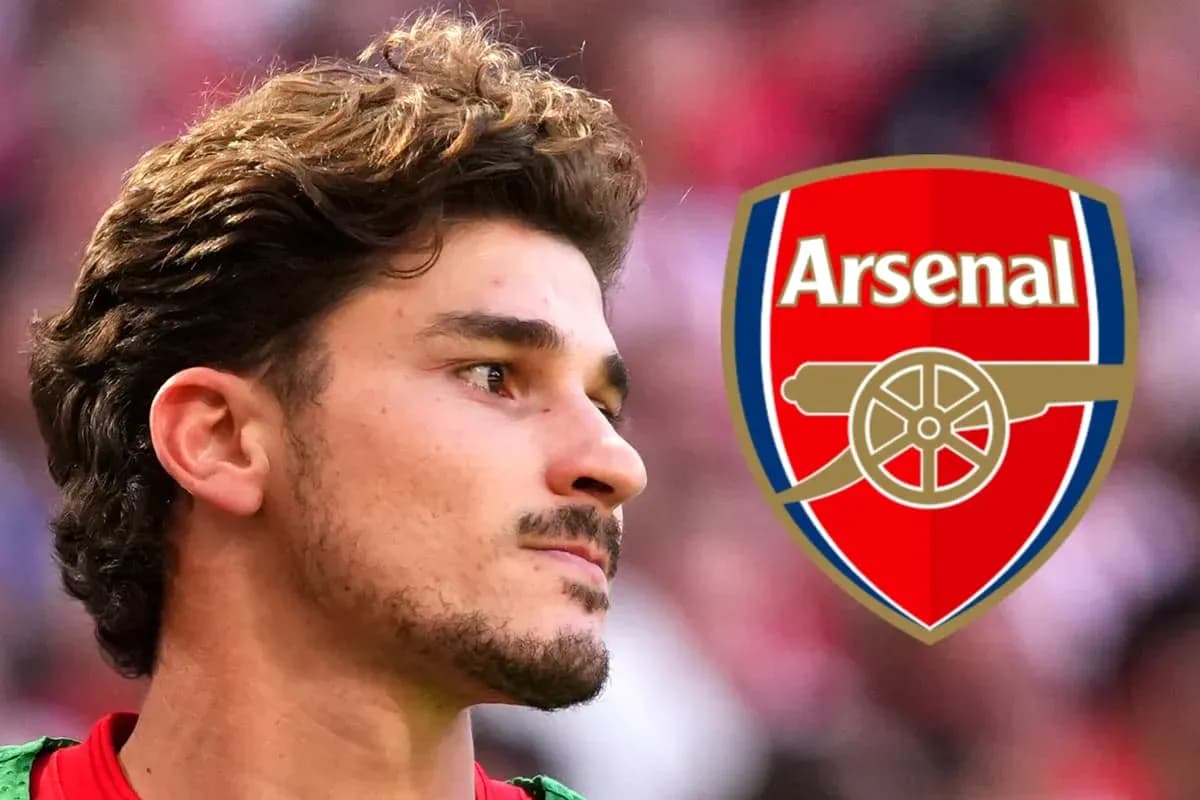 Игрок Arsenal на фоне логотипа клуба