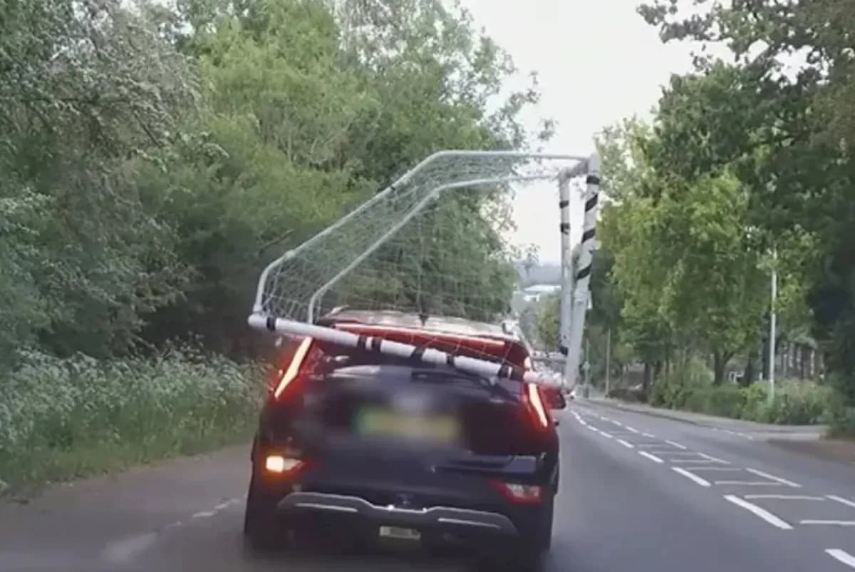 Автомобиль с футбольными воротами на крыше