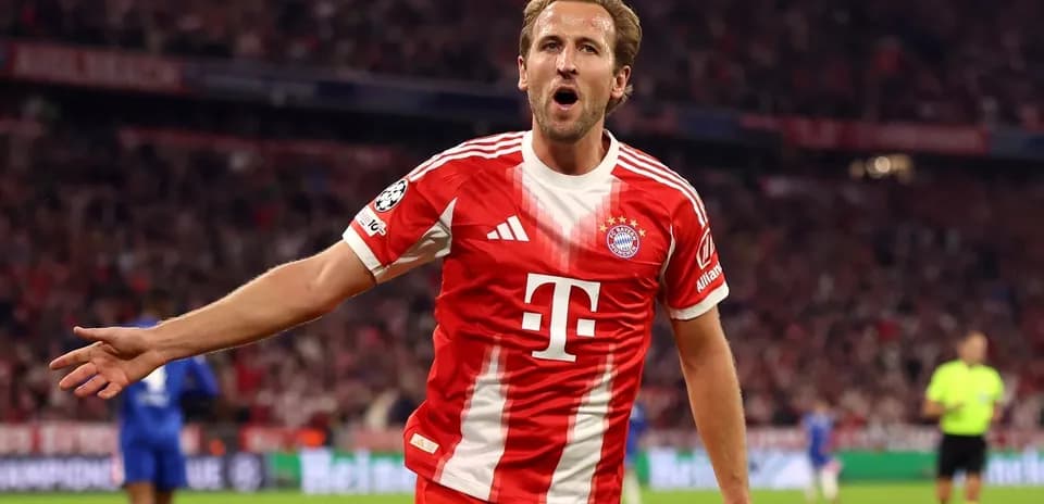Игрок Bayern Munich празднует гол на стадионе