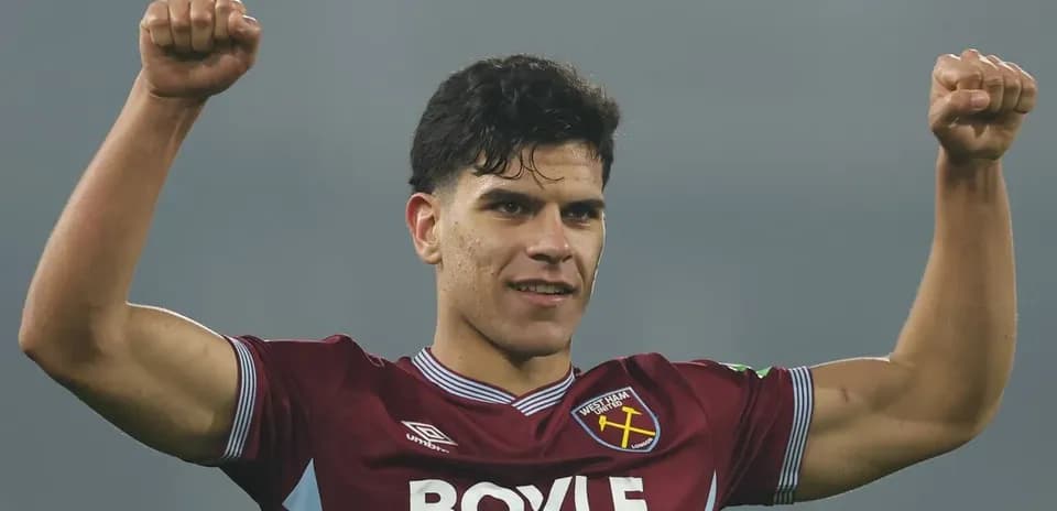 Игрок West Ham United празднует победу с поднятыми руками