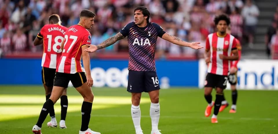 Игроки Tottenham и Brentford на поле во время матча