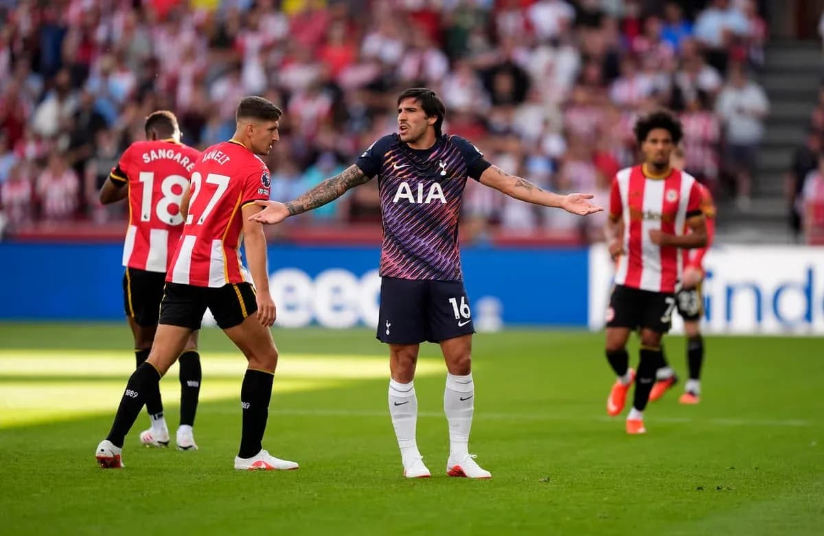 Игроки Tottenham и Brentford на поле во время матча