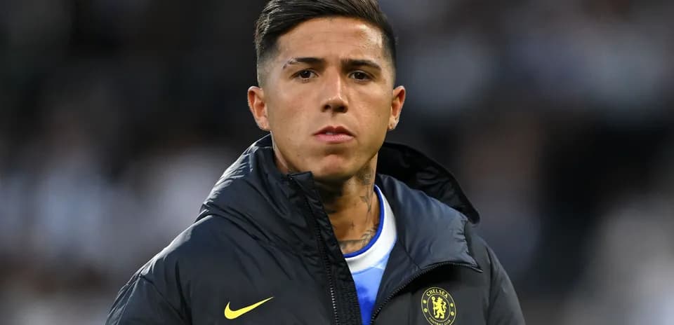Игрок в куртке Chelsea на стадионе