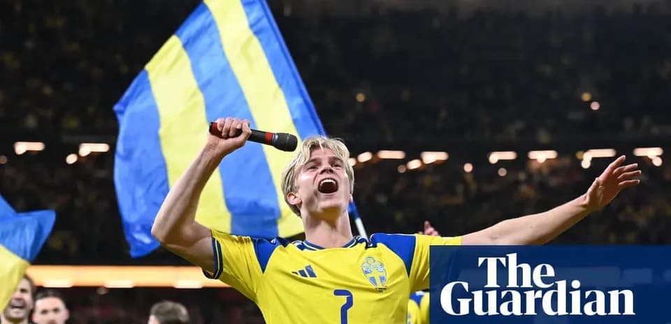 Игрок Швеции празднует с флагом на стадионе