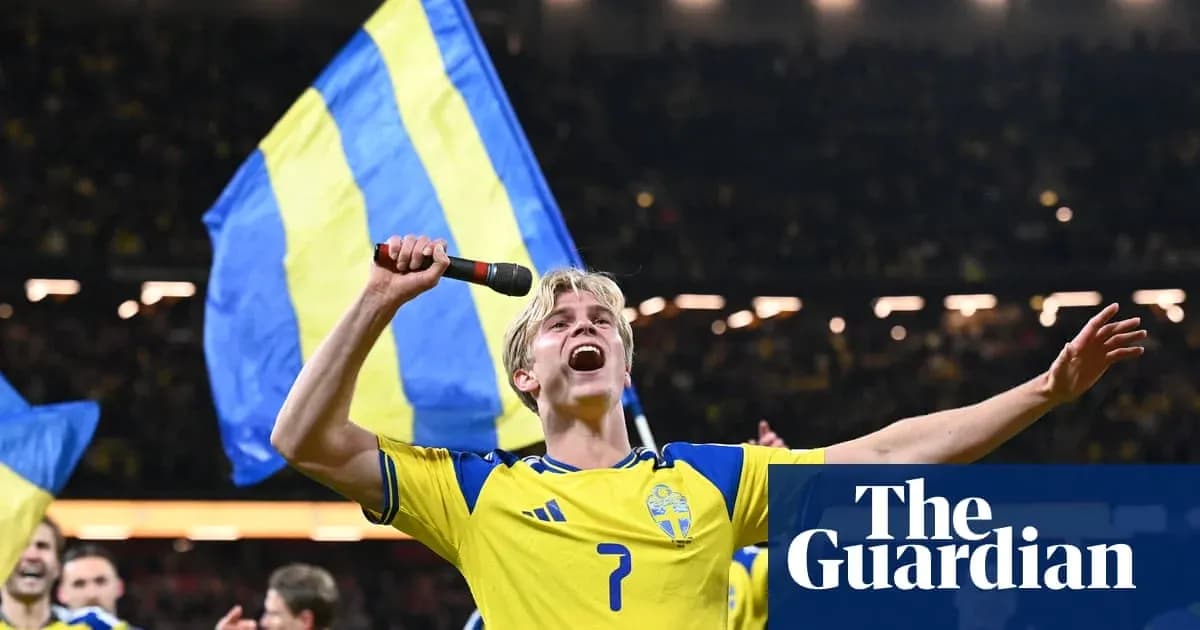 Игрок Швеции празднует с флагом на стадионе
