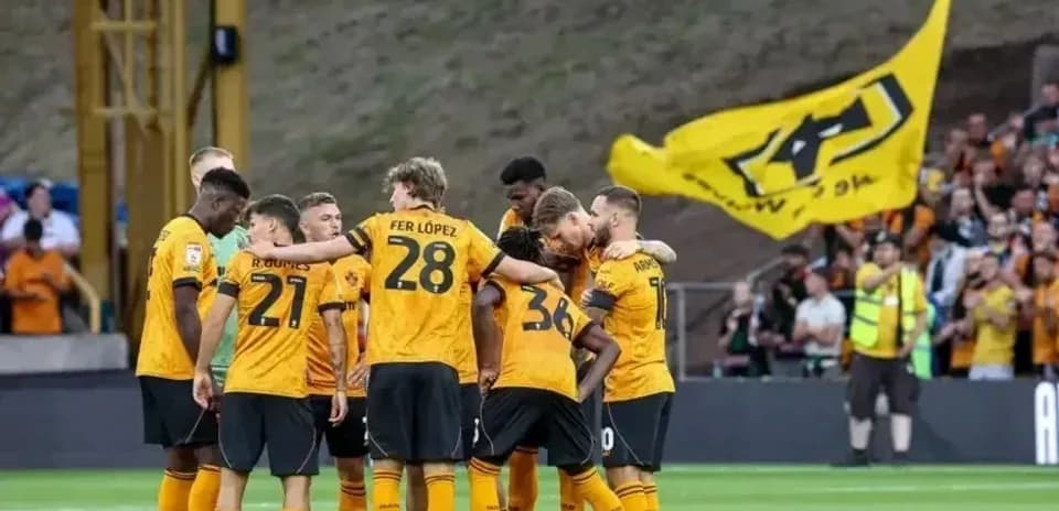 Игроки команды Wolves собираются в круге перед матчем