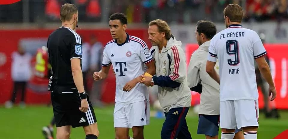 Игроки Bayern Munich обсуждают ситуацию с судьей