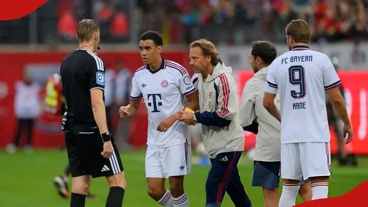 Игроки Bayern Munich обсуждают ситуацию с судьей