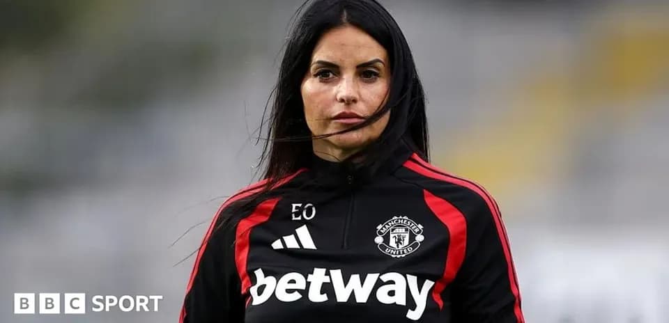 Тренер в форме Manchester United на поле