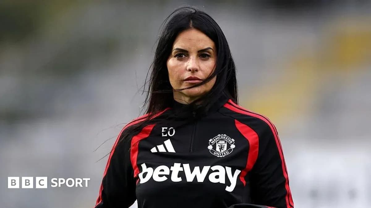 Тренер в форме Manchester United на поле