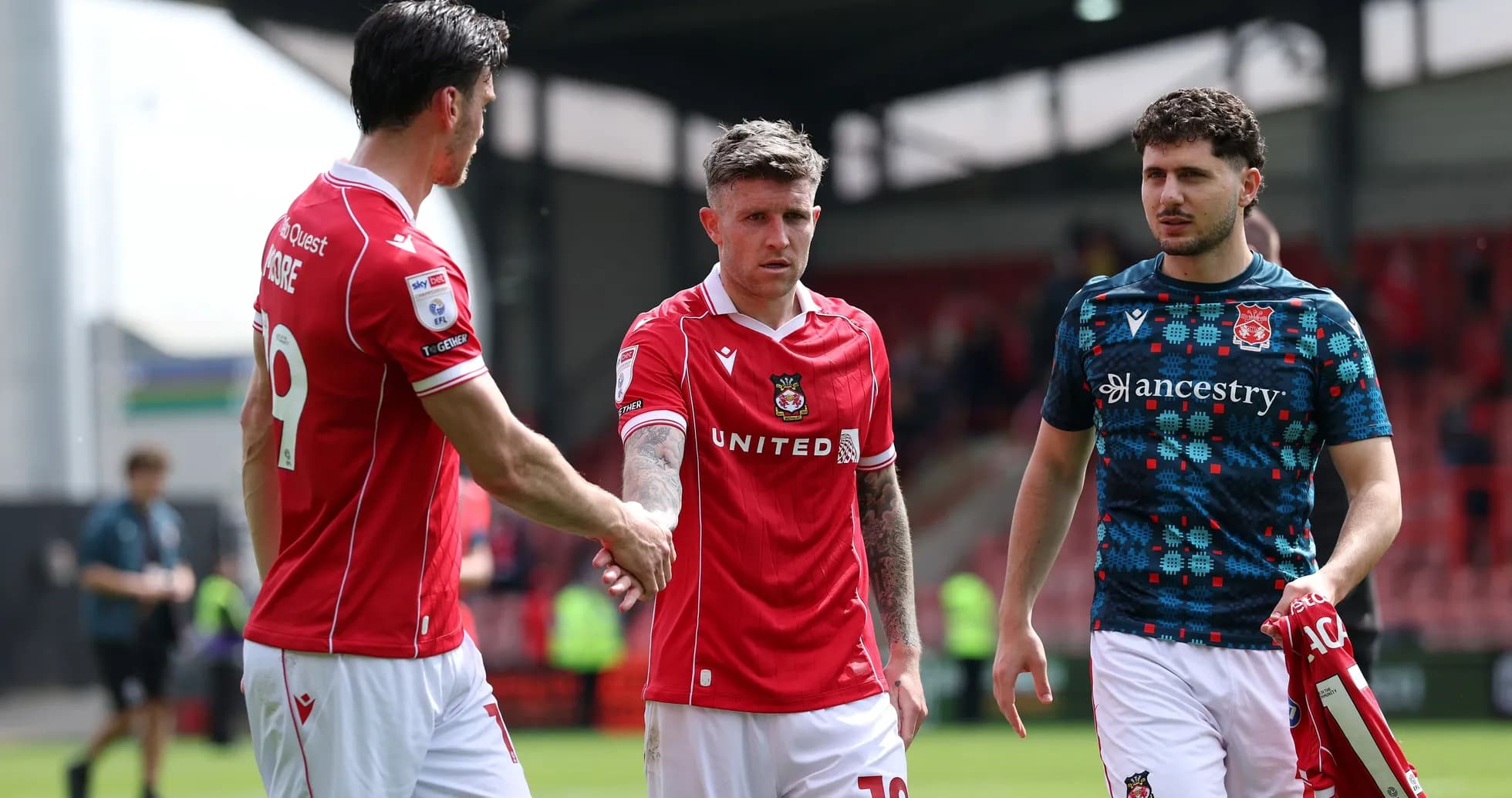 Игроки Wrexham United после матча, пожимая руки