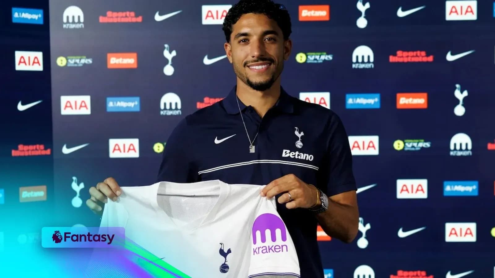 Игрок держит форму Тоттенхэм Хотспур на пресс-конференции