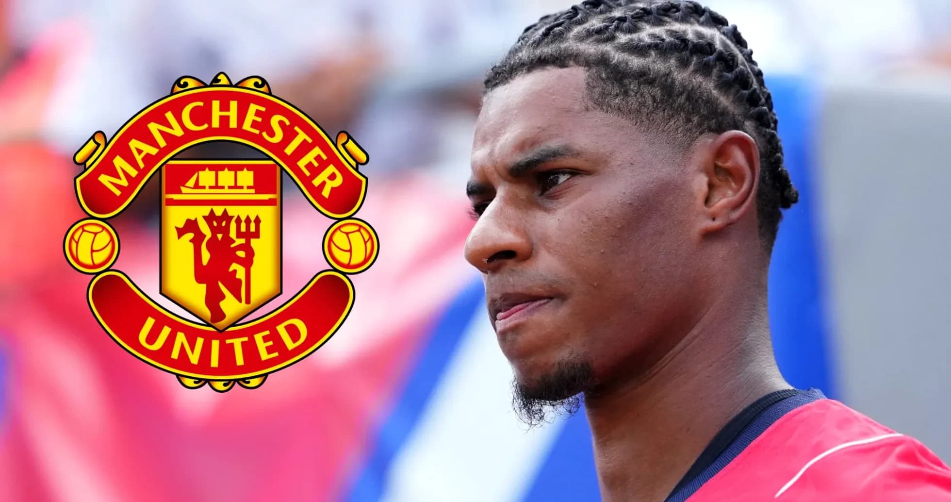Игрок Manchester United на фоне клубного логотипа