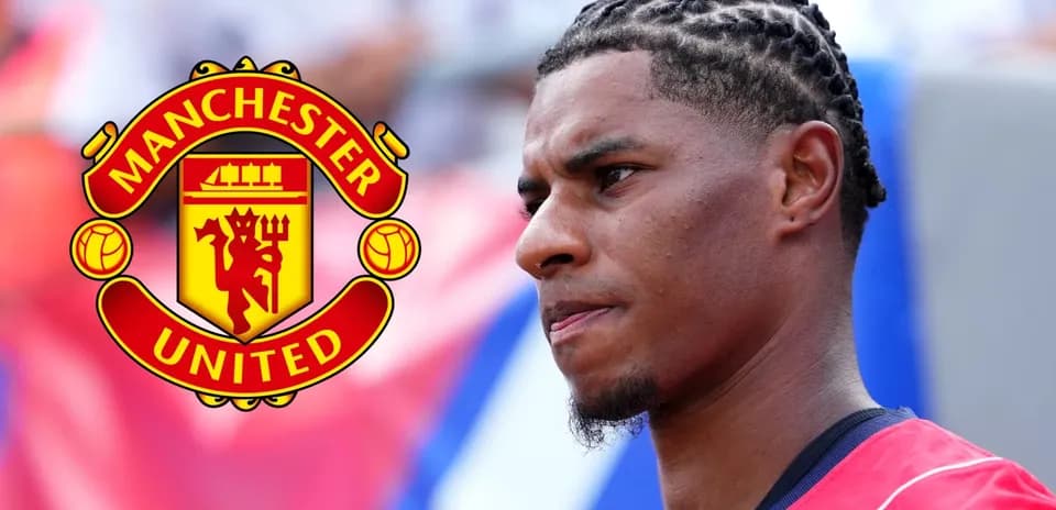 Игрок Manchester United на фоне клубного логотипа