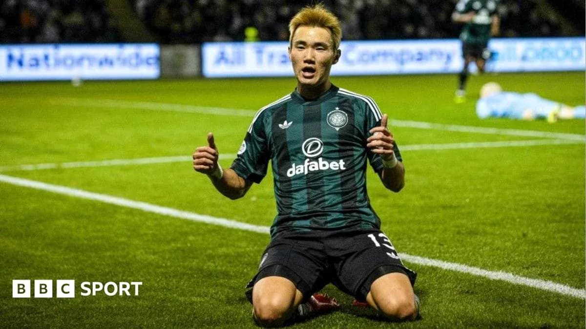 Игрок празднует гол на футбольном поле