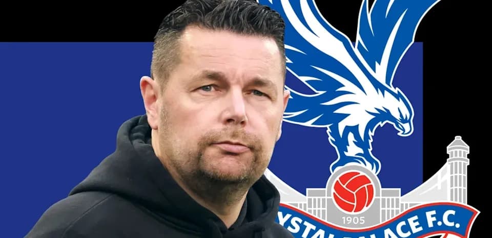 Тренер на фоне логотипа Crystal Palace FC
