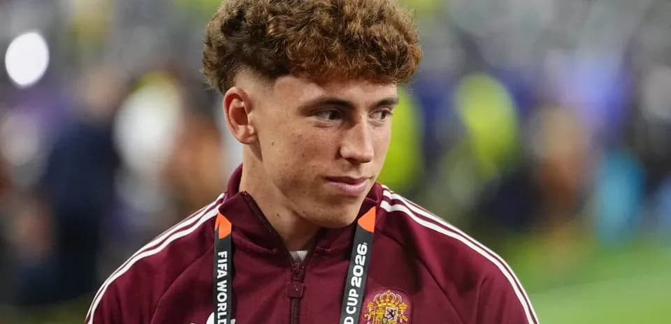 Игрок в спортивной одежде на стадионе