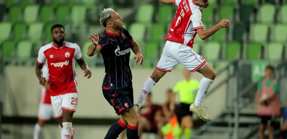 Игроки FK Crvena Zvezda в борьбе за мяч