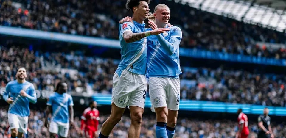 Игроки Manchester City празднуют забитый гол