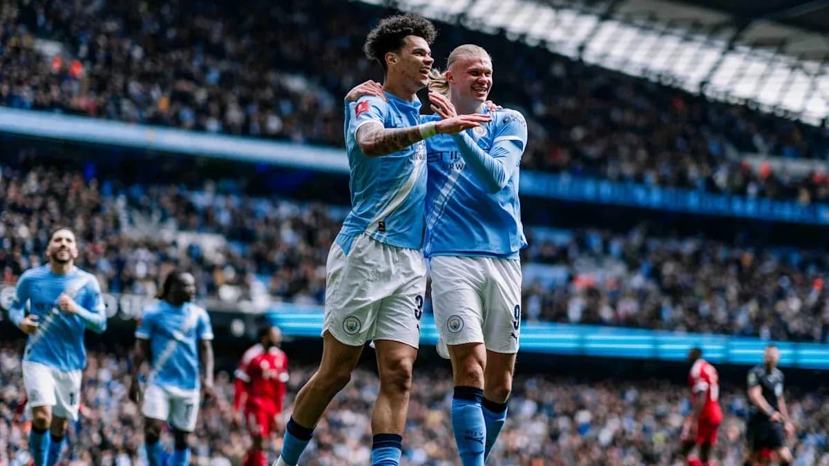Игроки Manchester City празднуют забитый гол