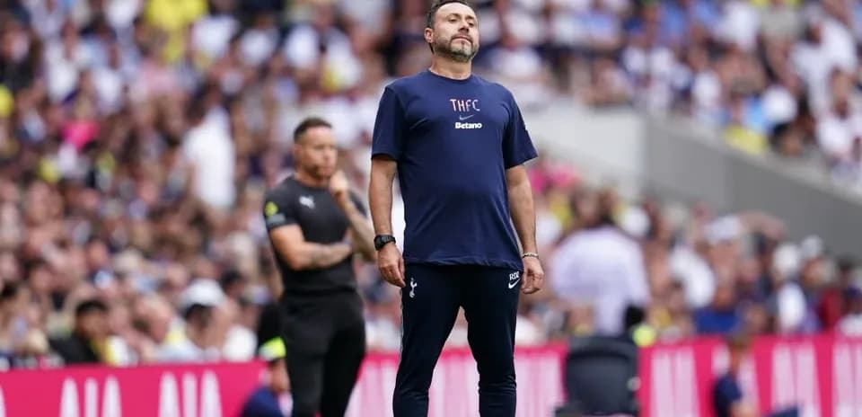 Тренер команды Tottenham Hotspur на скамейке запасных
