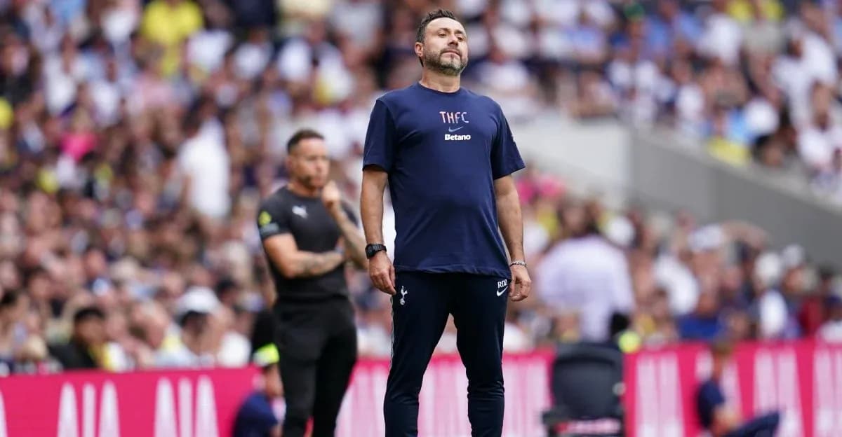 Тренер команды Tottenham Hotspur на скамейке запасных