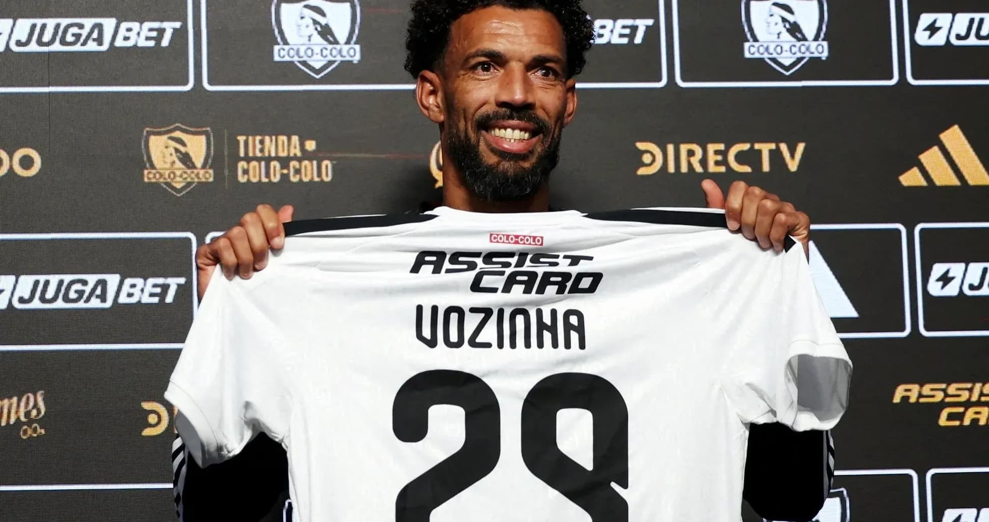 Игрок держит майку Colo-Colo с номером 28
