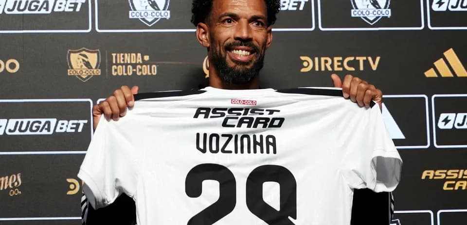 Игрок держит майку Colo-Colo с номером 28