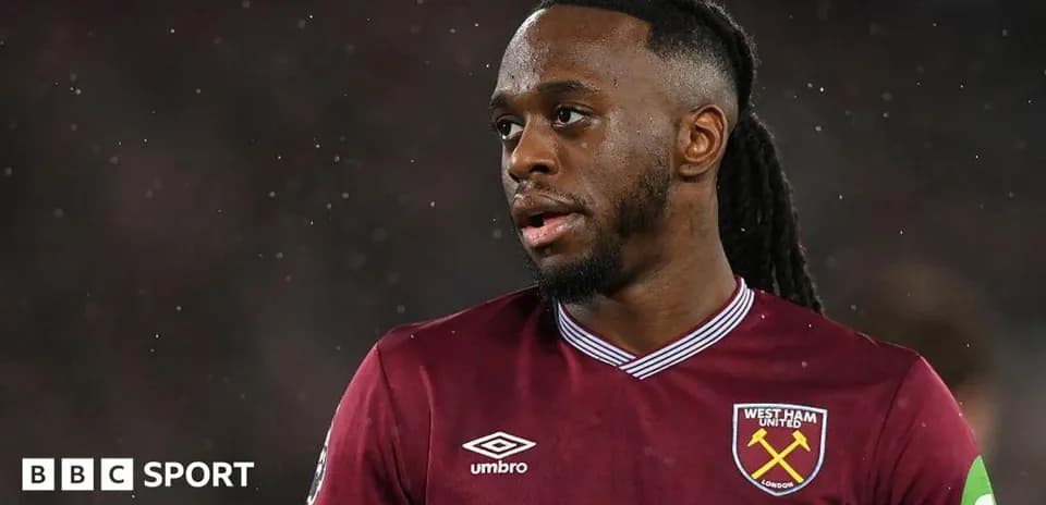 Игрок West Ham United на поле во время матча