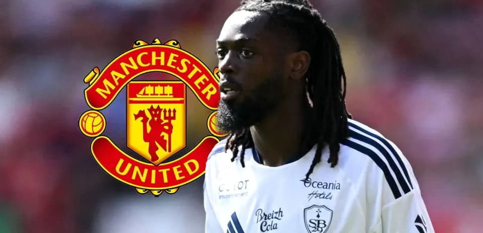 Игрок в форме, на фоне логотипа Manchester United