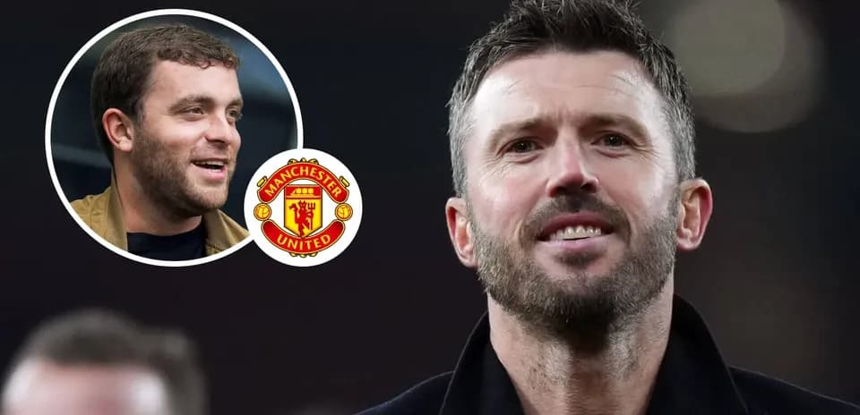 Два человека и логотип Manchester United на фоне