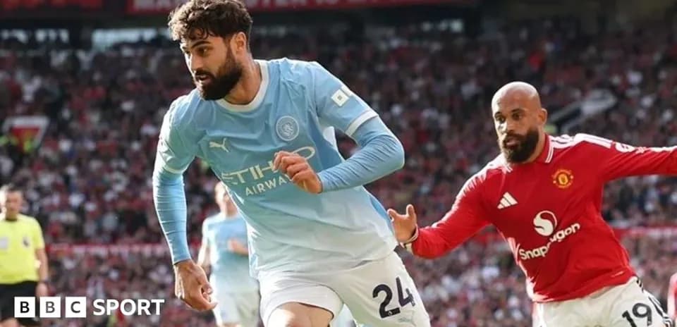 Игроки Manchester City и Manchester United в борьбе за мяч