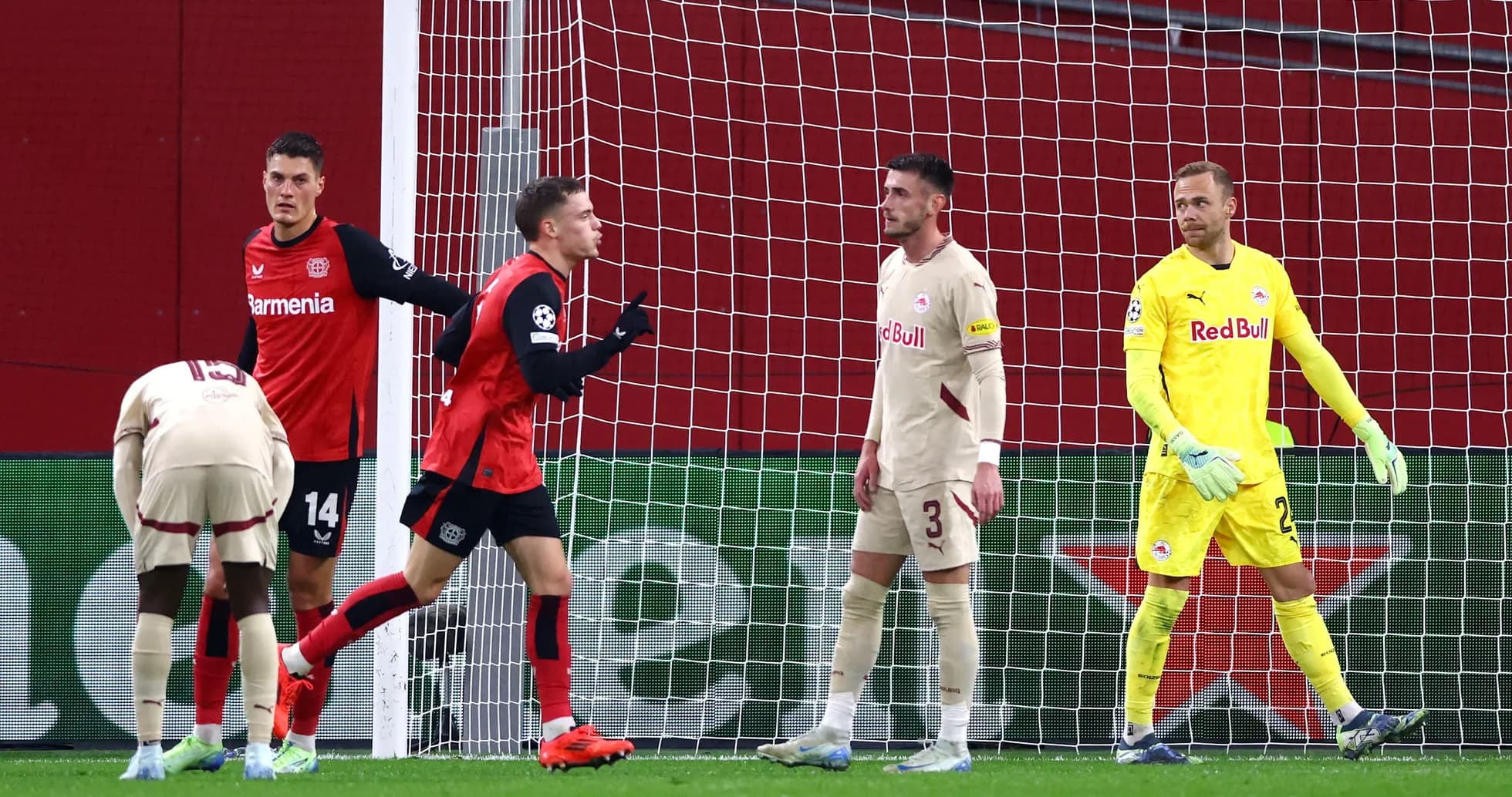 Игроки Bayer Leverkusen празднуют гол