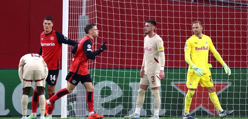 Игроки Bayer Leverkusen празднуют гол
