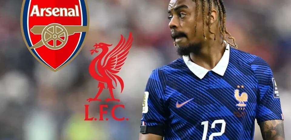 Игрок Франции в форме с логотипами Arsenal и Liverpool