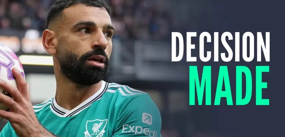 Игрок Ливерпуля с мячом на поле