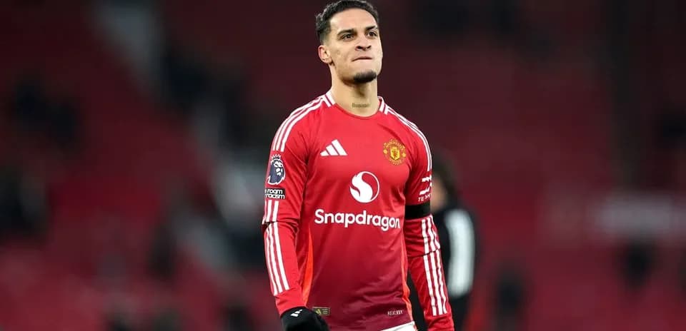 Игрок Manchester United в красной форме на стадионе