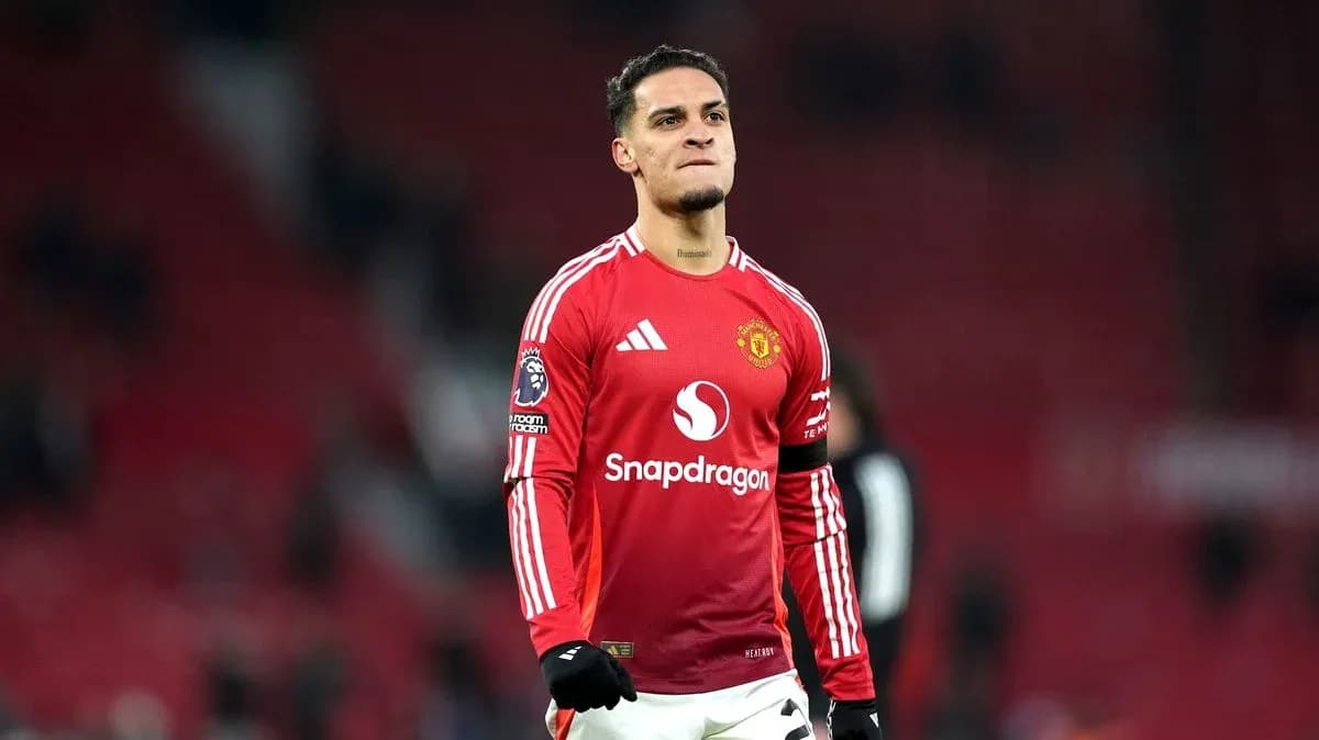 Игрок Manchester United в красной форме на стадионе