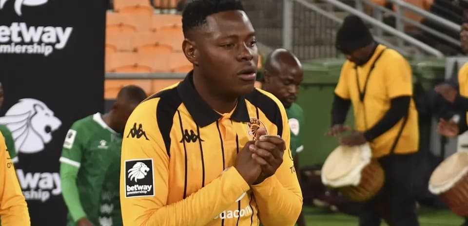 Игрок команды Kaizer Chiefs перед матчем на стадионе
