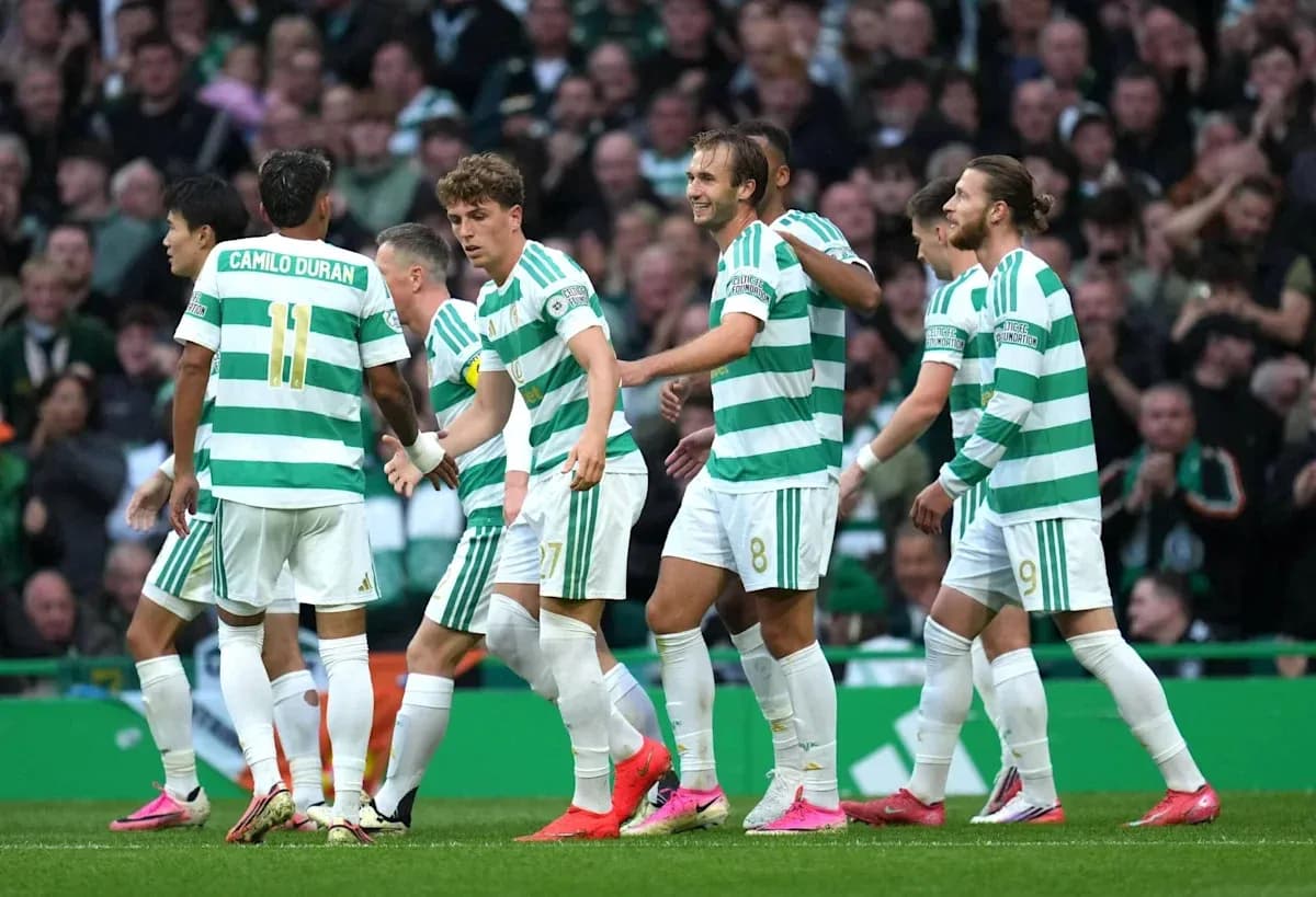 Игроки Celtic празднуют гол на стадионе