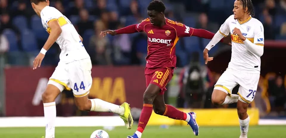 Игроки AS Roma и противника борются за мяч
