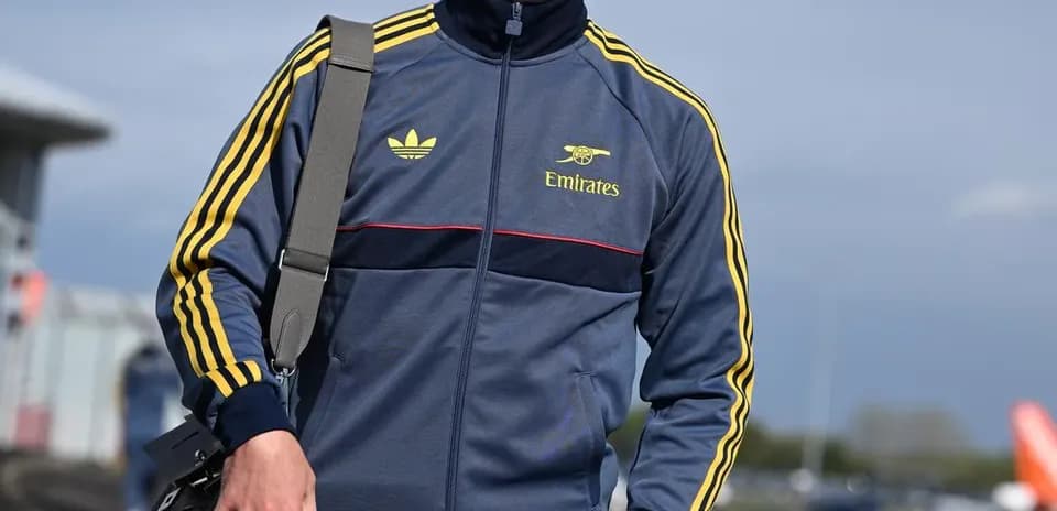Игрок в спортивном костюме с сумкой на плече