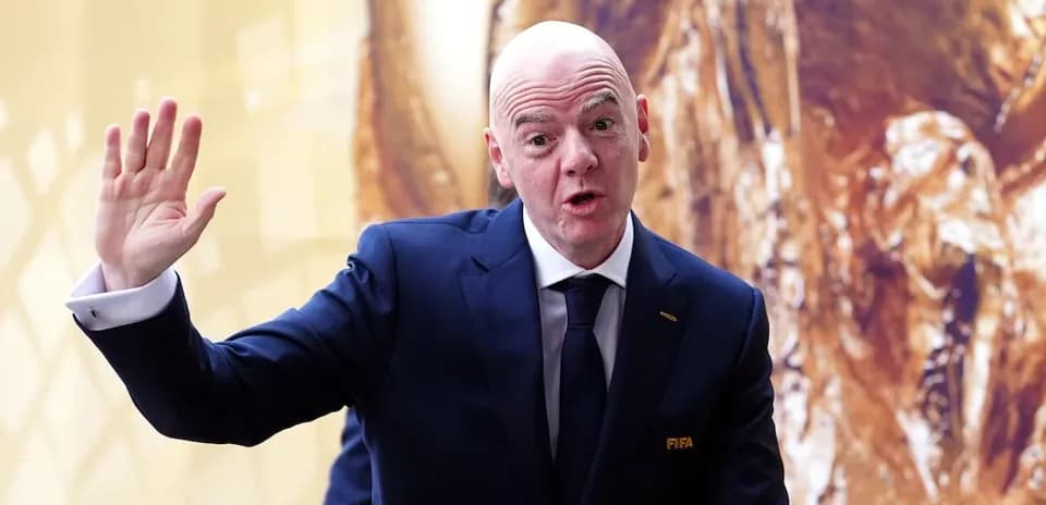 Человек в костюме говорит на мероприятии FIFA