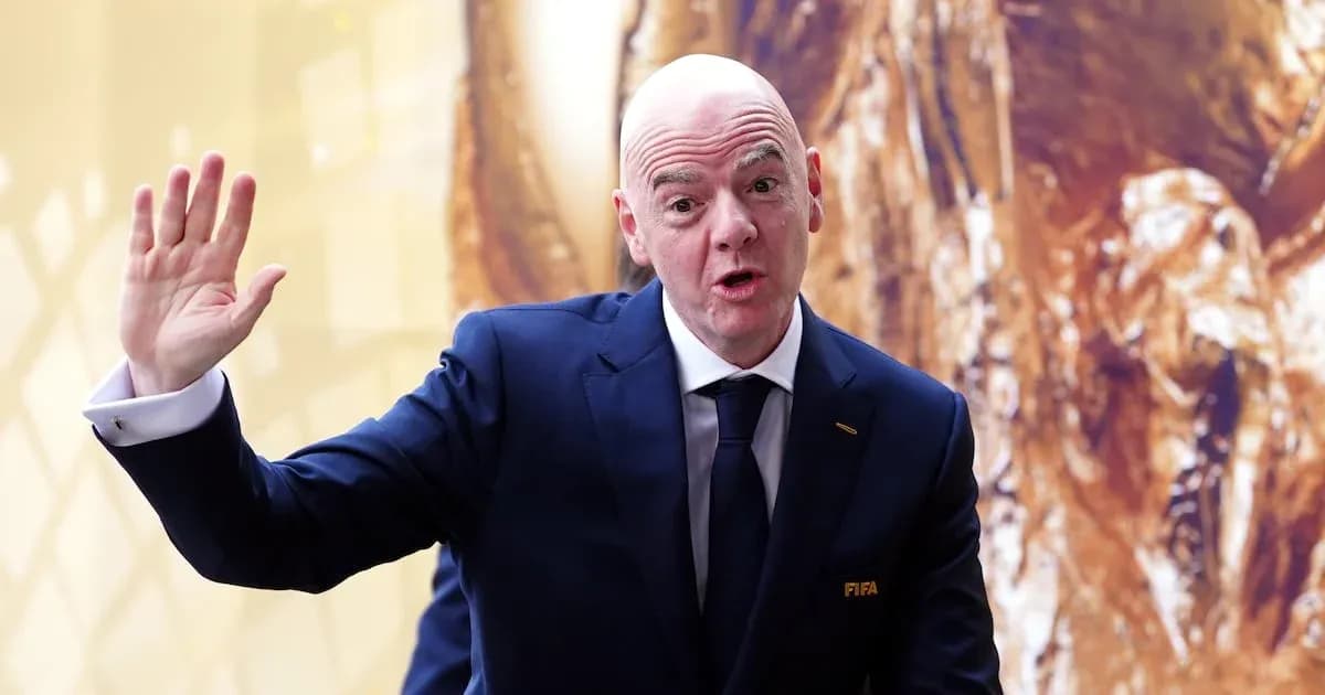 Человек в костюме говорит на мероприятии FIFA