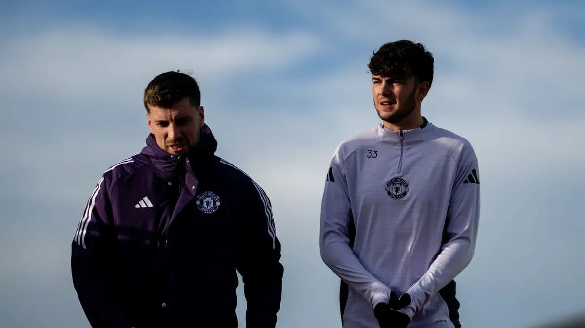 Два игрока Manchester United на тренировочной площадке
