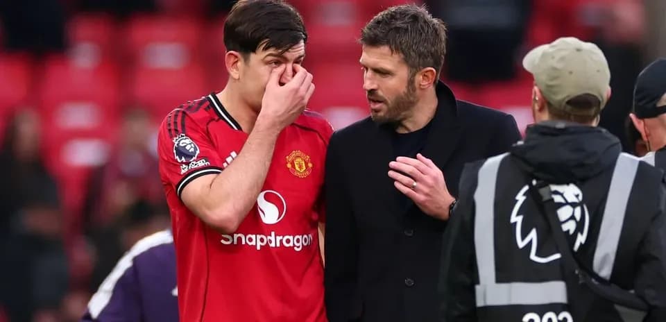 Игрок Manchester United разговаривает с тренером после матча