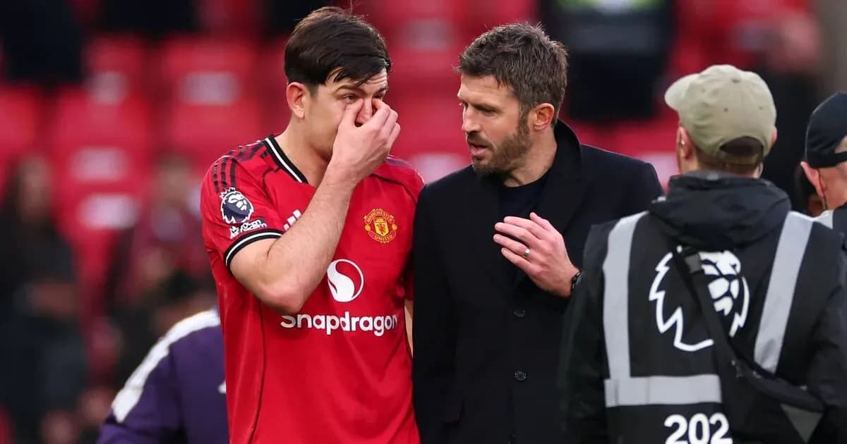 Игрок Manchester United разговаривает с тренером после матча