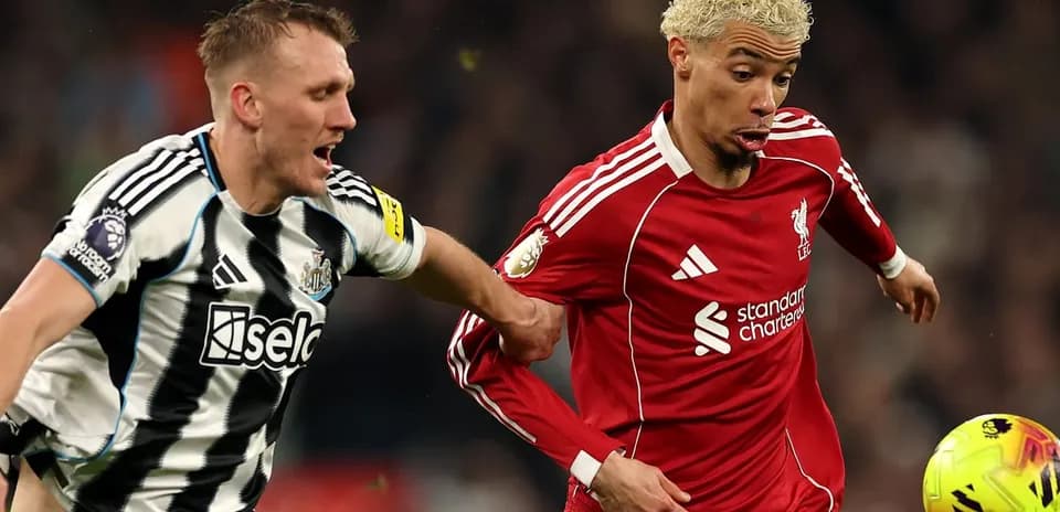 Игроки Newcastle и Liverpool в борьбе за мяч