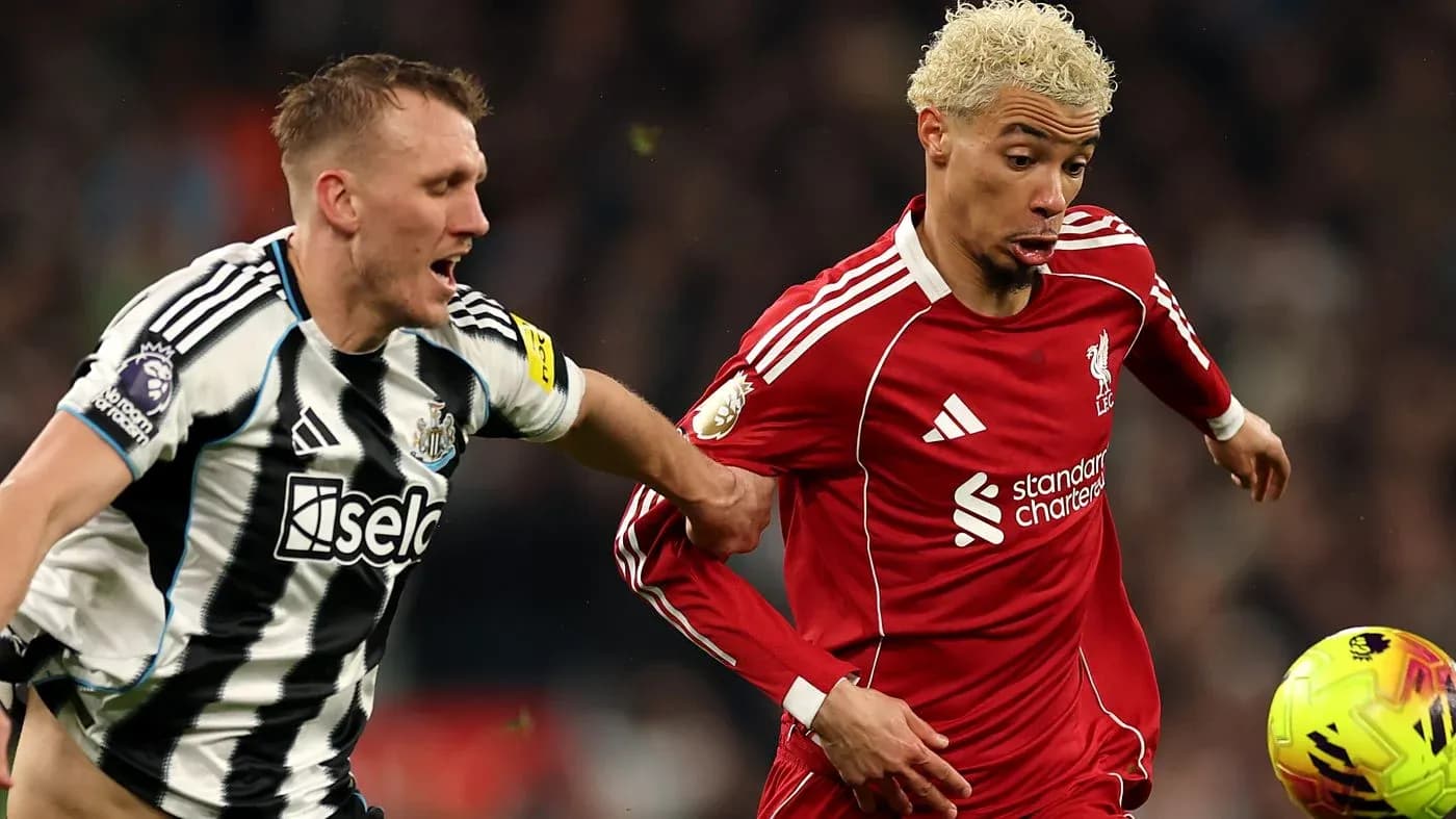 Игроки Newcastle и Liverpool в борьбе за мяч